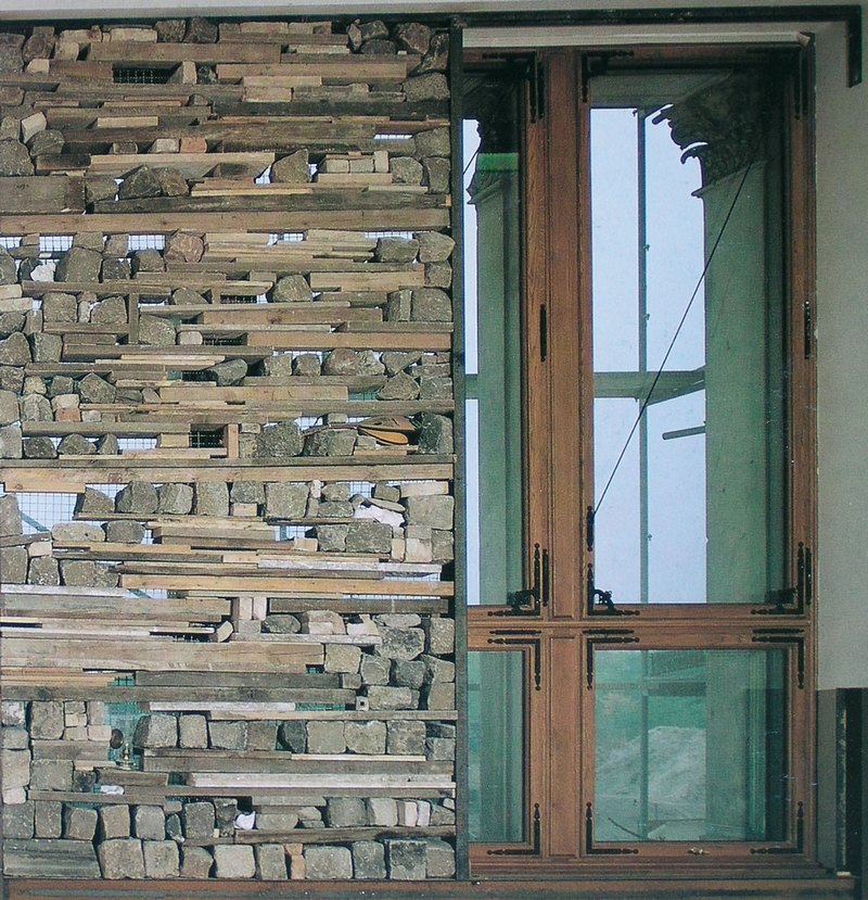 15. Κουνέλης, «Παράθυρο», 1985, πέτρες, ξύλα και γυαλί.