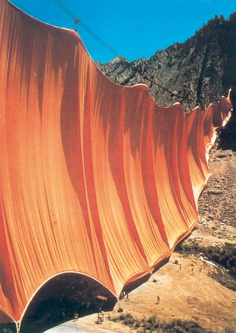 16. Κρίστο, «Παραπέτασμα σε κοιλάδα», 1970-72. Ο Κρίστο δημιούργησε μια «γέφυρα» με ένα τεράστιο πορτοκαλί πανί σε μια κοιλάδα του Κολοράντο.