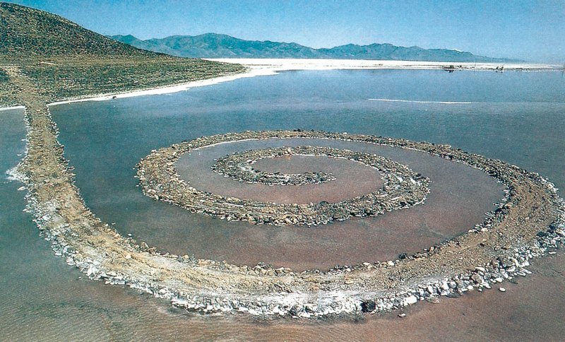 17. Σμίθσον, «Ελικοειδής κυματοθραύστης», 1970. Ο τεράστιος αυτός­ κυματοθραύστης φτιαγμένος μέσα σε λίμνη, από υλικά τις περιοχής­ (πηλό, αλάτι, βράχια), συμβολίζει σχηματικά το σύμπαν.