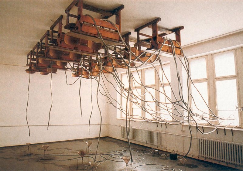 28.29. Ρεβέκα Χορν, «Το φεγγάρι, τα παιδιά και το αναρχικό ποτάμι», 1992, εγκατάσταση μέσα και έξω από κτίριο.