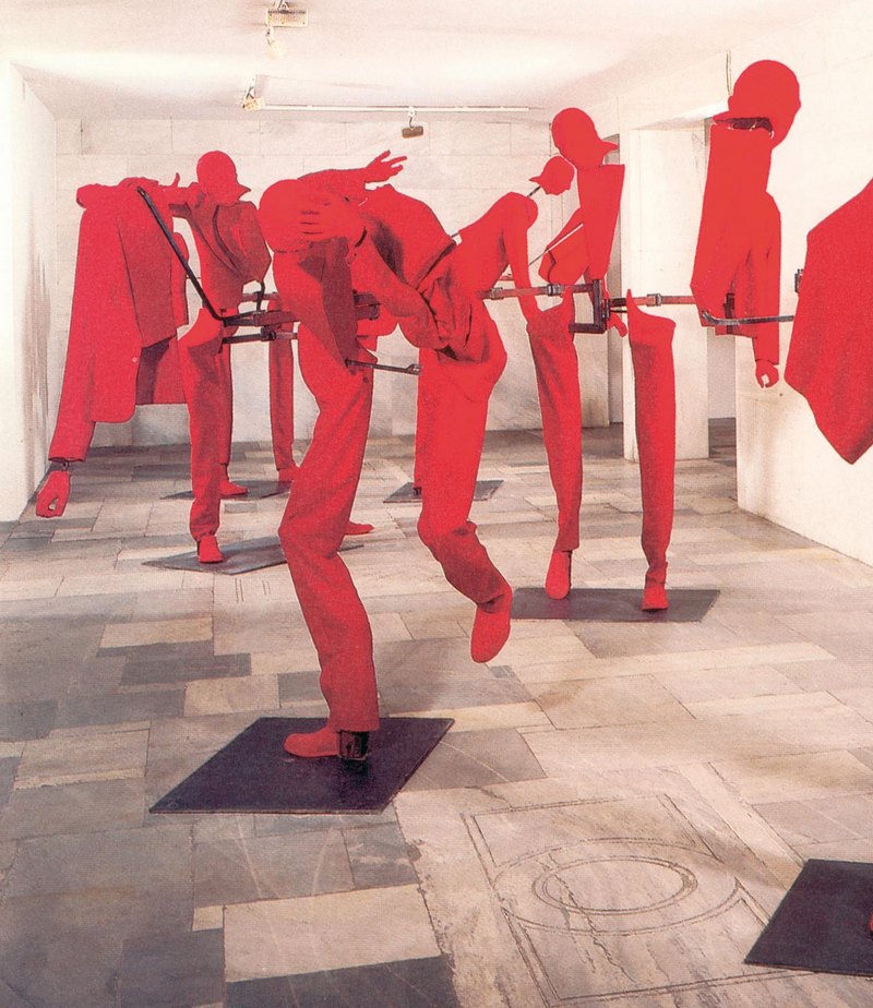 31. Γιώργος Λάππας, «Νέοι αστοί», 1992, φιγούρες από σίδερο, γύψο, πολυουρεθάνη, κόκκινη τσόχα.