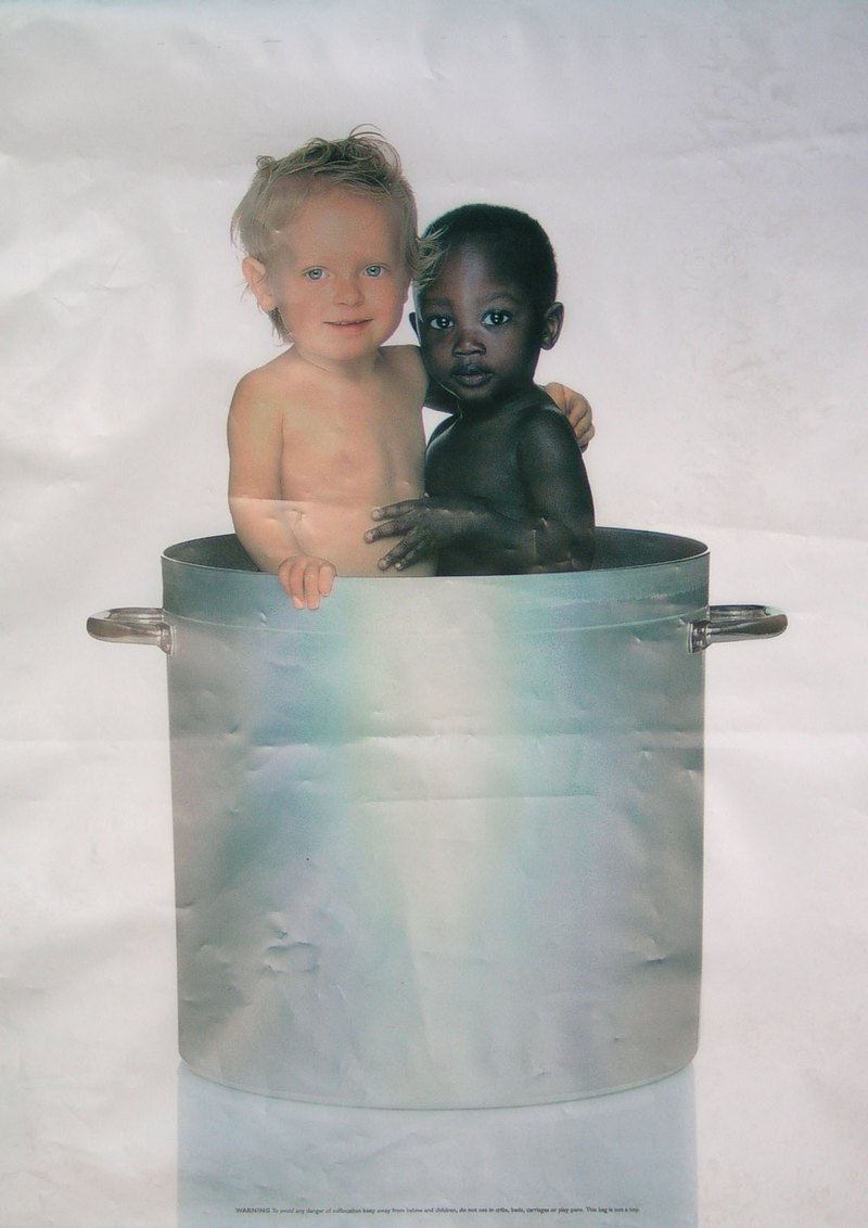 30. Ο φωτογράφος Τοσκάνι χρησιμοποίησε εικόνες με θέματα ταμπού όπως ο ρατσισμός και δημιούργησε ένα πρόσωπο κοινωνικής ευαισθησίας για την ­εταιρία που πρόβαλε.