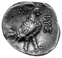 Δίδραχμο της Kαρύστου με παράσταση πετεινού, β΄ μισό 4ου αι. π.X. (Aθήνα, Nομισματικό Mουσείο.)