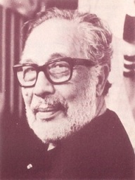 Κάρολος Κουν (1908-1987). Ένας από τους κορυφαίους Έλληνες σκηνοθέτες του 20ού αιώνα, ο ιδρυτής και η ψυχή του Θεάτρου Τέχνης. Το 1959, με συνεργάτες τον Βασίλη Ρώτα (μετάφραση), τον Μάνο Χατζιδάκι (μουσική), τον Γιάννη Τσαρούχη (σκηνικά-κοστούμια) και τη Ραλλού Μάνου (χορογραφίες), σκηνοθέτησε τους Όρνιθες. Η παράσταση εκείνη (στο Ηρώδειο) προκάλεσε τότε έντονες αντιδράσεις, με την πάροδο του χρόνου όμως έμελλε να καταγραφεί ως μία από τις σημαντικότερες, αν όχι η σημαντικότερη παράσταση αριστοφανικού έργου στη νεότερη Ελλάδα, και να θεωρείται σήμερα θρυλική.