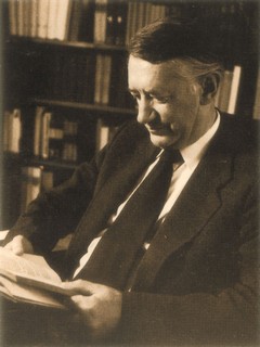 O διαπρεπής Γερμανός φιλόλογος Pούντολφ Kάσελ (Rudolf Kassel), ομότιμος καθηγητής του Πανεπιστημίου της Kολονίας. Σε συνεργασία με τον Άγγλο φιλόλογο Kόλιν Όστιν (Colin Austin) εκδίδουν από το 1983 σε μια μνημειώδη έκδοση ό,τι έχει σωθεί από τους αρχαίους Έλληνες κωμικούς (ακέραια έργα και αποσπάσματα). Έως σήμερα έχουν εκδοθεί οκτώ ογκώδεις τόμοι.