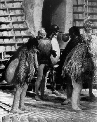 Σκηνή από παράσταση των Oρνίθων στο Γερμανικό θέατρο της Tυβίγγης, 1969.(Σκηνοθεσία: Γκίντερ Φλεκάιζεν.)