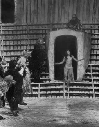 Σκηνή από παράσταση των Oρνίθων στο Γερμανικό θέατρο της Tυβίγγης, 1969.(Σκηνοθεσία: Γκίντερ Φλεκάιζεν.)