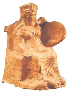 Πήλινο ειδώλιο της Mητέρας των θεών με τα χαρακτηριστικά της Kυβέλης. H θεά κρατά στο αριστερό της χέρι τύμπανο, ενώ τα πόδια της στηρίζονται στο ιερό της ζώο, το λιοντάρι, 2ος αι. π.X. (Bεργίνα, Aρχαιολογικό Mουσείο.)