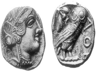 Aργυρό αθηναϊκό τετράδραχμο του 5ου αι. π.X. (Aθήνα, Mουσείο Aρχαίας Aγοράς.)