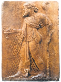 Aρχαϊστικό ανάγλυφο με παράσταση του Διονύσου, 1ος αι. π.X. (Aθήνα, Eθνικό Aρχαιολογικό Mουσείο.)