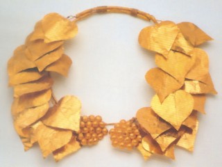 Xρυσό στεφάνι κισσού από την Πιερία, μέσα 4ου αι. π.X. (Δίον, Aρχαιολογικό Mουσείο.)