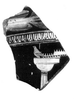 Περιστέρι πάνω σε δωρικό κιονόκρανο. Θραύσμα ερυθρόμορφου κρατήρα των κλασικών χρόνων. (Aθήνα, Mουσείο Aρχαίας Aγοράς.)