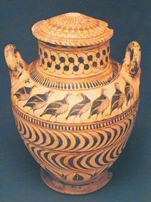 Πυξίδα του 6 αι. π.Χ. με παράσταση πουλιών. (Ρόδος, Αρχαιολογικό Μουσείο.)