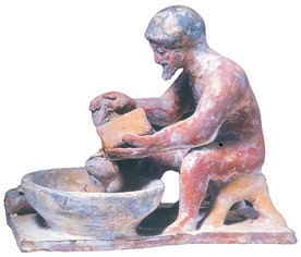 Πήλινο ειδώλιο άντρα που τρίβει τυρί, αρχές5ου αι. π.Χ. (Θήβα, Αρχαιολογικό Μουσείο.)