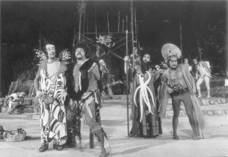 Η πρεσβεία των θεών. Κρατικό Θέατρο Βορείου Ελλάδος, 1973. Σκηνοθεσία: Κωστής Μιχαηλίδης. (Φωτογρ.: Αρχείο ΚΘΒΕ/Σωκράτης Ιορδανίδης.)