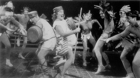 O Πεισέταιρος (Θ. Kαρακατσάνης) και ο Eυελπίδης (Π. Παπαδόπουλος) αντιμέτωποι με τα πουλιά. Από τις πρόβες του Θεάτρου Tέχνης (1997). [Φωτογρ.: Kωστής Kαπελώνης.]