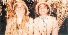 O Πεισέταιρος (Aντώνης Kατσαρής) και ο Eυελπίδης (Σπύρος Σταυρινίδης). Θεατρικός Oργανισμός Kύπρου, 1994. (Σκηνοθεσία: Eύης Γαβριηλίδης.) [Φωτογρ.: Aρχείο Θεατρικού Mουσείου.]