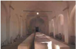 Τράπεζα στη Νέα Μονή της Χίου. Μπορούμε να φανταστούμε ότι σε ανάλογους χώρους τελούσαν οι πρώτοι χριστιανοί τις «Αγάπες».