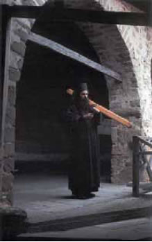 Μοναχός με το σήμαντρο.