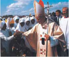 Ο Πάπας Ιωάννης-Παύλος Β’ ευλογεί.