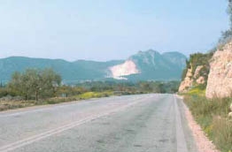 Εικ. 2.19 Η διάνοιξη δρόμων και τα λατομεία αποτελούν μερικές μόνο από τις παρεμβάσεις του ανθρώπου στο περιβάλλον.