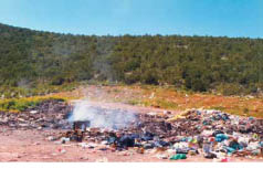 Εικ. 2.24 Η αποστράγγιση των απορριμμάτων ρυπαίνει και συχνά μολύνει τον υδροφόρο ορίζοντα. Παράλληλα, οι αέριοι ρύποι που παράγονται κατά την καύση των απορριμμάτων επιβαρύνουν την ατμόσφαιρα.