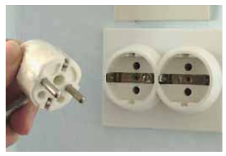 Κάθε ηλεκτρική συσκευή έχει δύο άκρα. Η πρίζα θεωρείται ως ηλεκτρική πηγή.