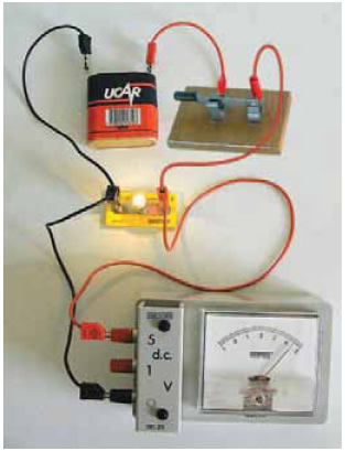 Η ένδειξη του βολτόμετρου μετράει την τάση στα άκρα του λαμπτήρα. Η πηγή και ο λαμπτήρας έχουν κοινά άκρα (συνδέονται παράλληλα). Η τάση στους πόλους της πηγής είναι ίδια με την τάση στα άκρα του λαμπτήρα.