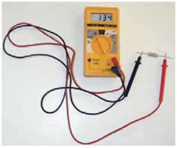 Μπορούμε να μετρήσουμε την αντίσταση ενός διπόλου με όργανα που κυκλοφορούν στο εμπόριο και ονομάζονται «ωμόμετρα». Τα ωμόμετρα συνήθως είναι τμήματα οργάνων με πολλές δυνατότητες μέτρησης έντασης, τάσης, αντίστασης κ.λπ., που είναι γνωστά ως «πολύμετρα».