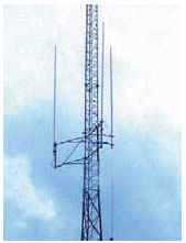 Τα ηλεκτρόνια στην κεραία ενός ραδιοφωνικού σταθμού εκτελούν ταλαντώσεις.