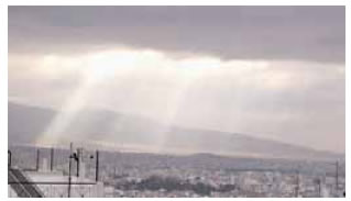 Καθώς το φως διέρχεται μέσα από πυκνά σύννεφα σχηματίζονται λεπτές δέσμες φωτός.