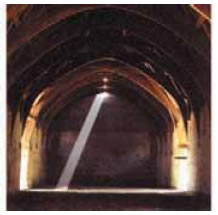 Καθώς το φως διέρχεται μέσα από τη σχισμή της οροφής σχηματίζει ευθύγραμμες δέσμες.