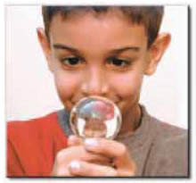 Μια γυάλινη σφαίρα μπορεί να λειτουργήσει ως συγκλίνων φακός.