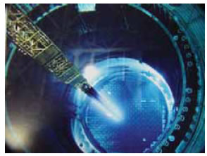 Το νερό περιβάλλει την καδιά του πυρηνικού αντιδραστήρα και δρα ως επιβραδυντής.