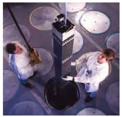 Ράβδοι πυρηνικού καυσίμου τη στιγμή που τις κατεβάζουν στην καρδιά του αντιδραστήρα.